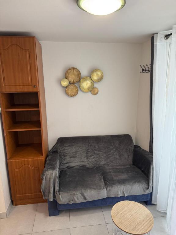 a dog bed in a corner of a room at Résidence Villa Landes in Gien