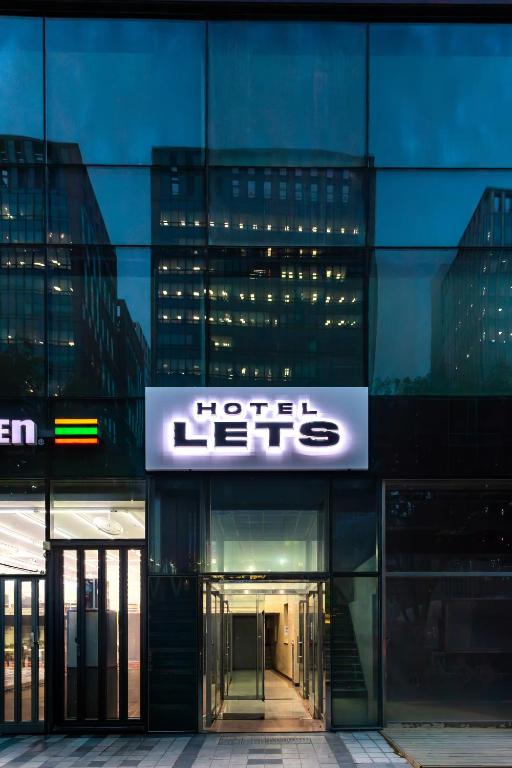 a hotel lifts sign on the side of a building at Hotel LETS POP in Seoul