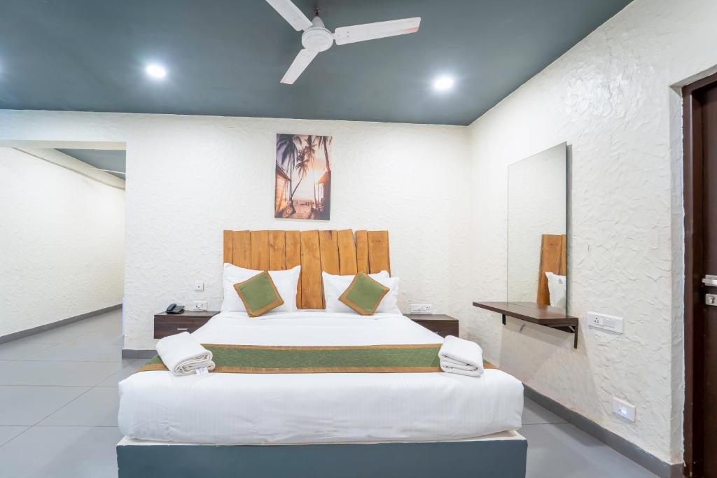 a bedroom with a large bed in a room at Sia Signature Calangute in Calangute