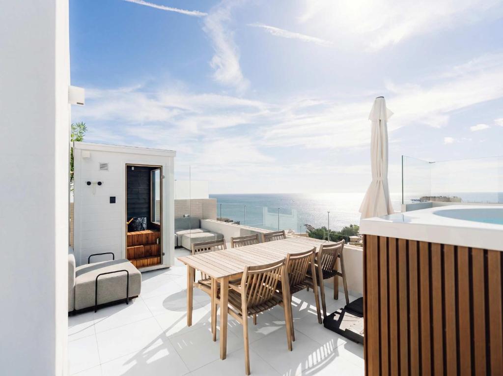 Palm Beach 3 bdr terraced house with Jacuzzi