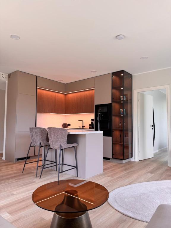 a kitchen and living room with a table and chairs at Mõisavälja apartment in Rakvere