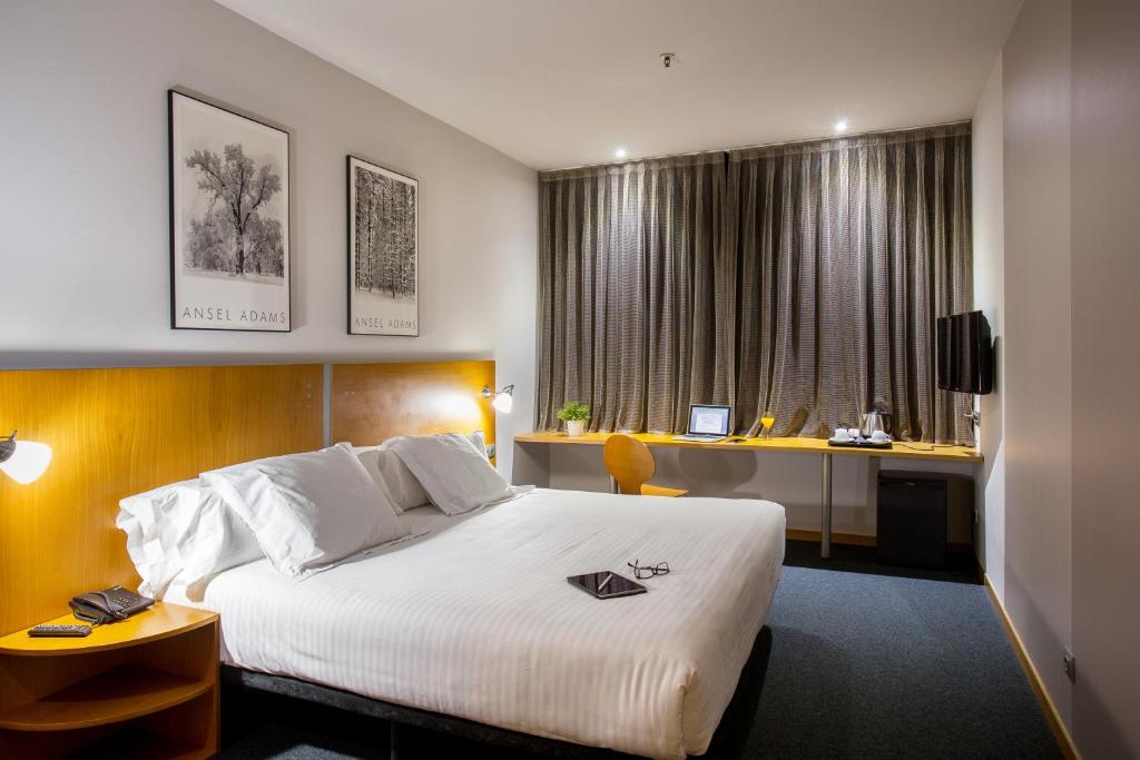 莫列特－德爾巴列斯的住宿－博塔思屋塔酒店，配有一张床和一张书桌的酒店客房