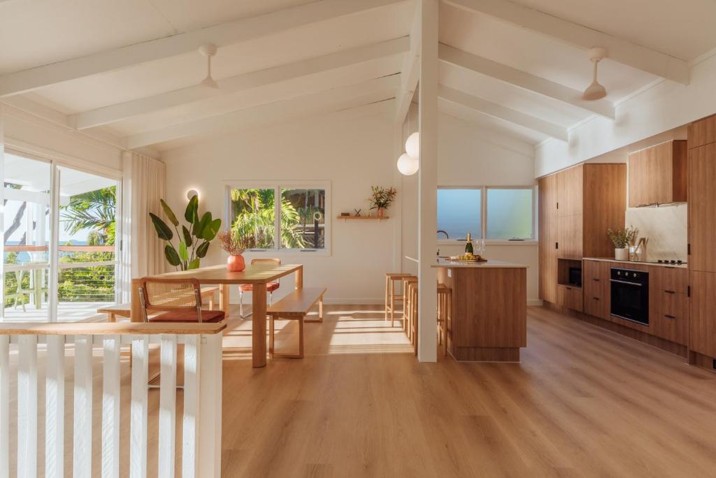 a kitchen and dining room with a table at Casa Airlie in Airlie Beach