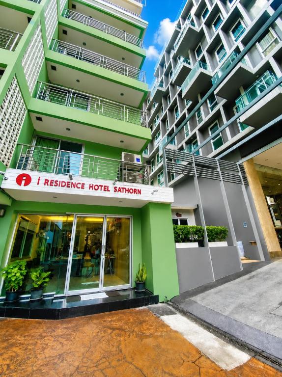 ein großes Wohnhaus mit einem Gebäude in der Unterkunft I Residence Hotel Sathorn in Bangkok