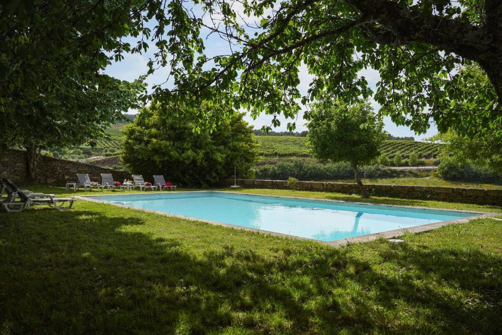 a swimming pool in the middle of a yard at Feel Discovery Casa de Vilarinho de São Romão in Sabrosa