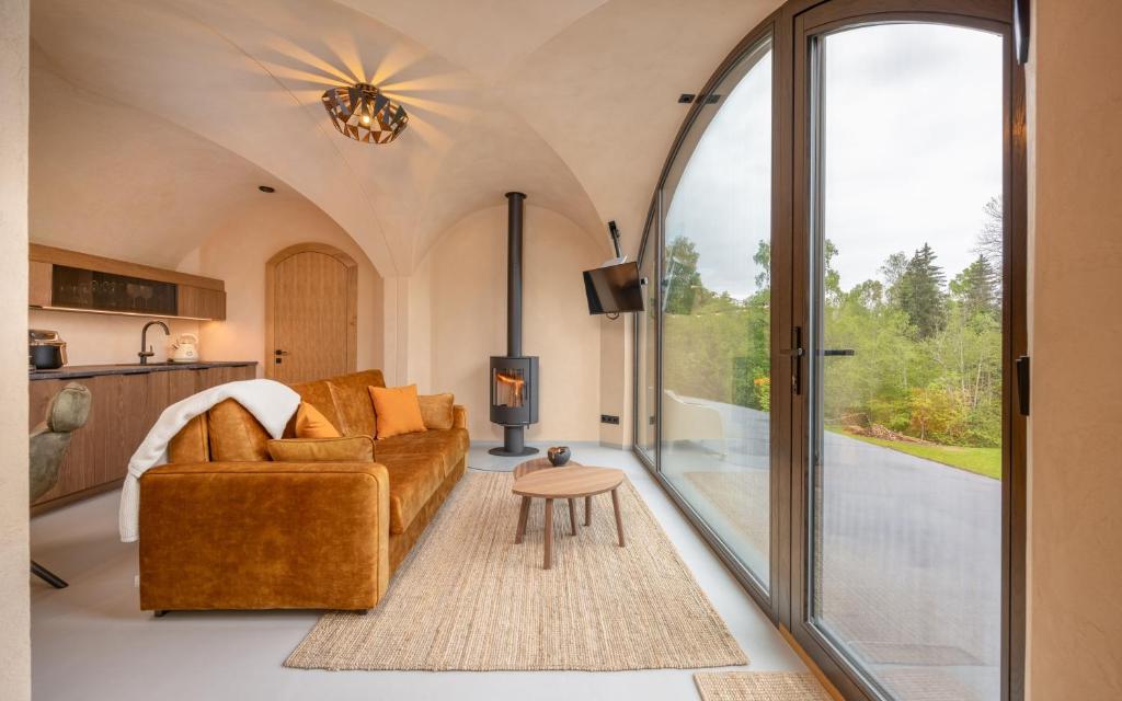 an arched living room with a couch and a table at Riverberg puhkemaja Otepääl in Otepää