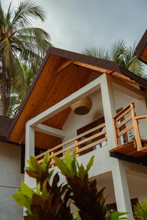 ein Haus mit Holzdach und Palmen in der Unterkunft Beach Bohème in Paje