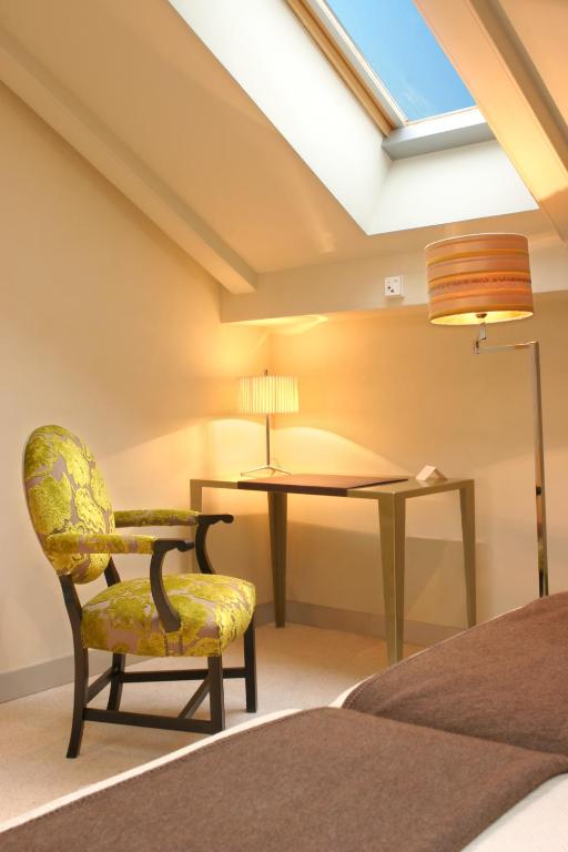 a bedroom with a table and a chair and a desk at Villa Oniria in Granada