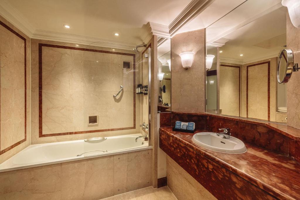 Radisson Blu Hotel, London Leicester Square photo