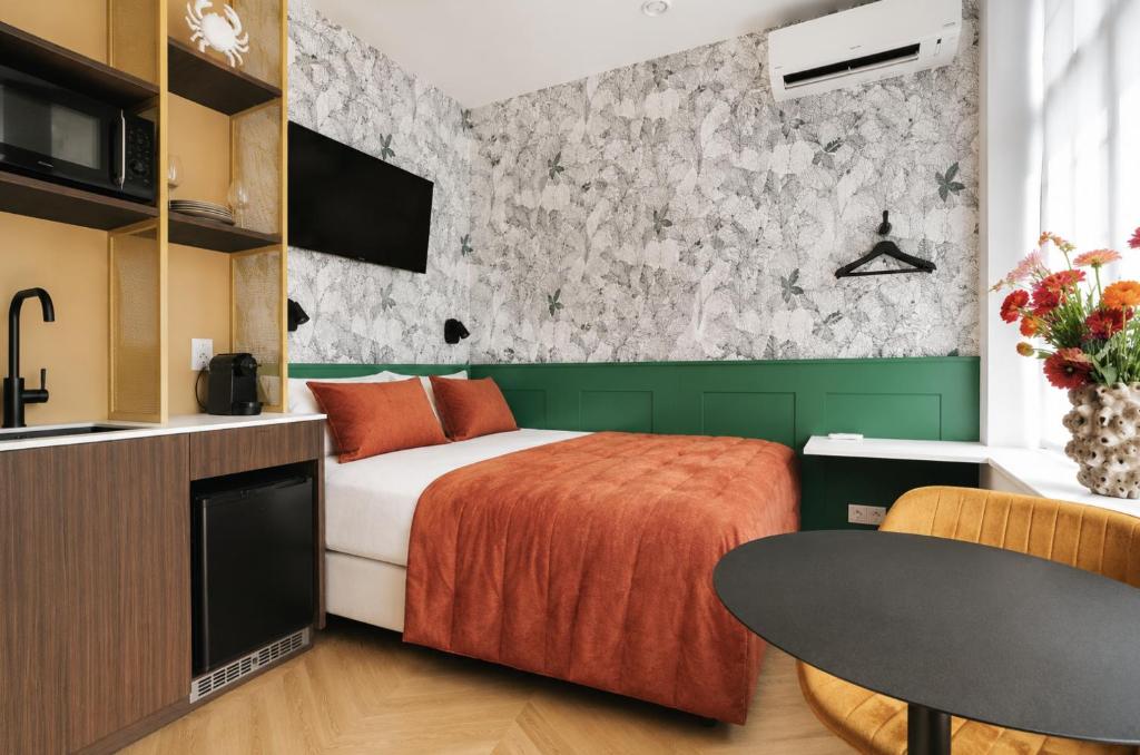 a bedroom with a bed and a table at De Zilte Melis Boutique Rooms in Meliskerke