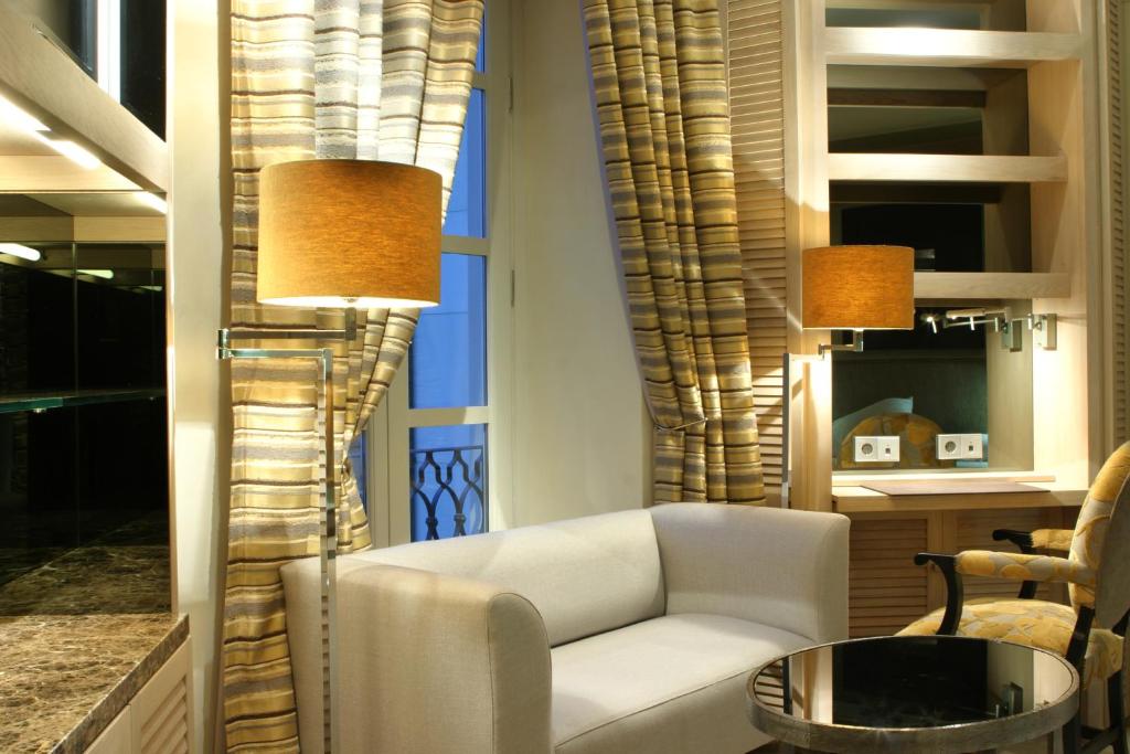 a living room with a chair and a table at Villa Oniria in Granada