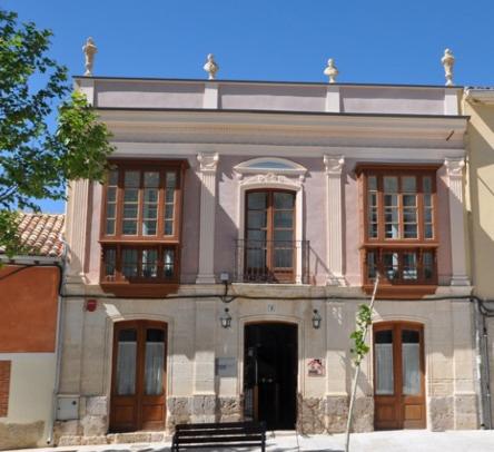 ein großes Gebäude mit Fenstern und einer Tür in der Unterkunft Emebed Posada in Castrojeriz