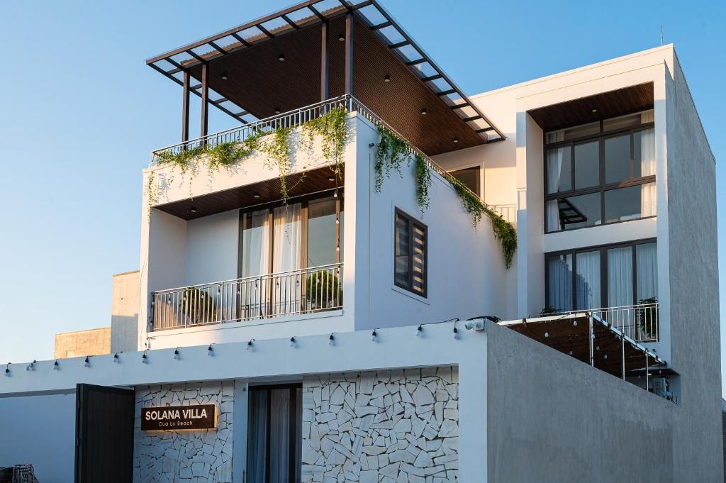 a building with a balcony on top of it at SOLANA VILLA Cửa Lò - Biệt thự nghỉ dưỡng cao cấp tiêu chuẩn 5 sao in Cửa Lô