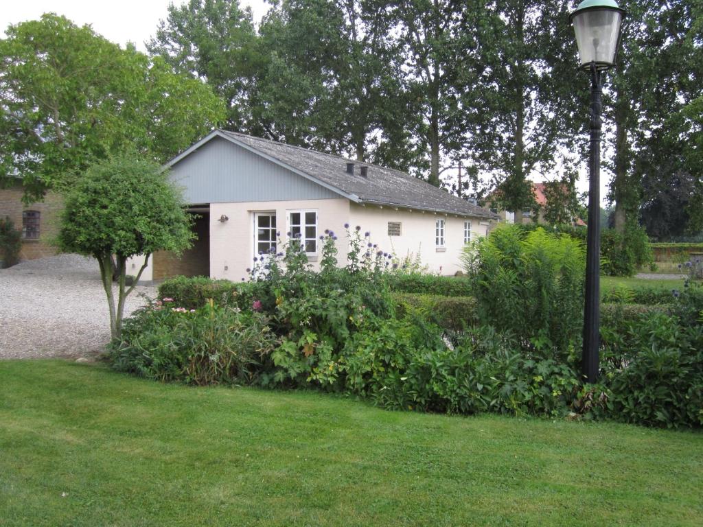 una casa blanca con una luz de la calle en un patio en Sønderborg Kær Vestermark, en Sønderborg