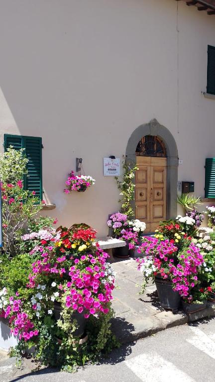 a bunch of flowers in front of a door at dalla CARLA in Toscana in Monte San Savino