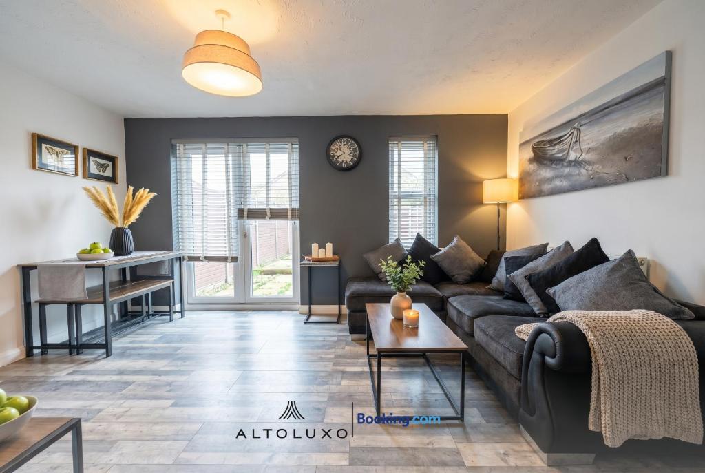 Stylish Stay in 3 BR House in Emersons Green, WiFi, & Garden by AltoLuxo Short Lets & Serviced Accommodation - Appartement Met 3 Slaapkamers