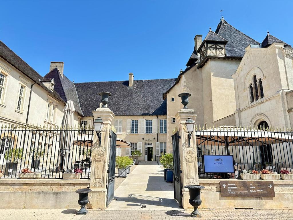 an entrance to a building with a gate at Château de Pizay in Belleville-sur-Saône