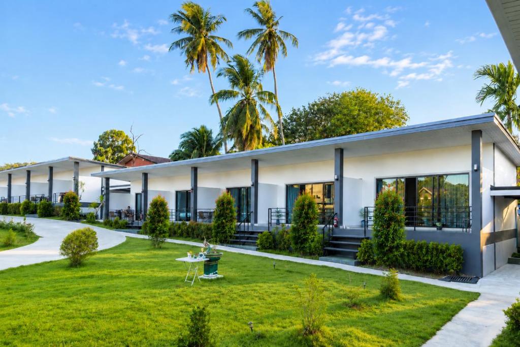 an exterior view of a building with a yard at Hillside Premium Hotel in Ban Huai Chiat