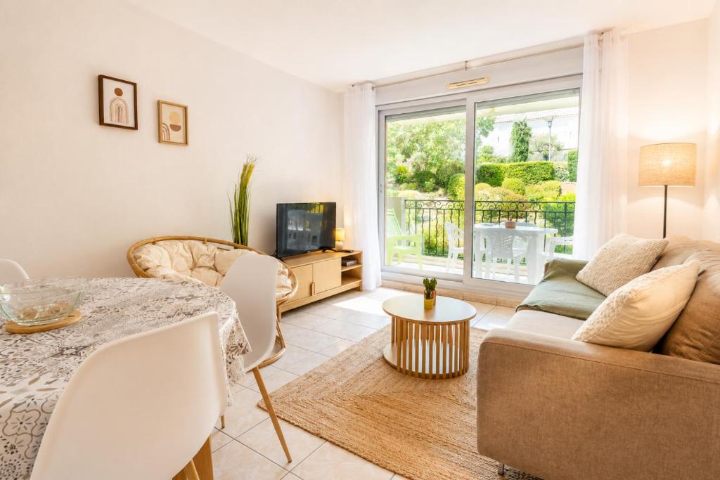 Cozy 2-room apartment with a pool, beach 8 min away!