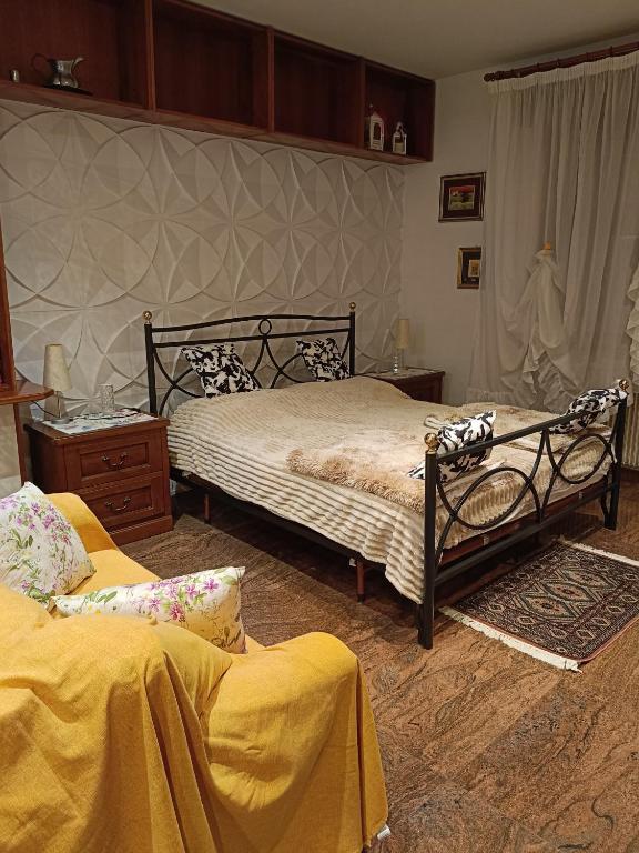 a bedroom with a bed and two beds sidx sidx sidx at B&B Coccinella in Basiliano