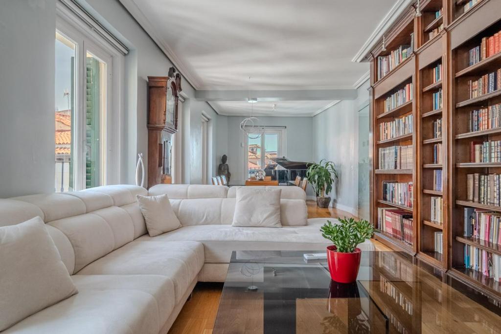 Exclusive sophisticated duplex-3Bdrs 2Bath