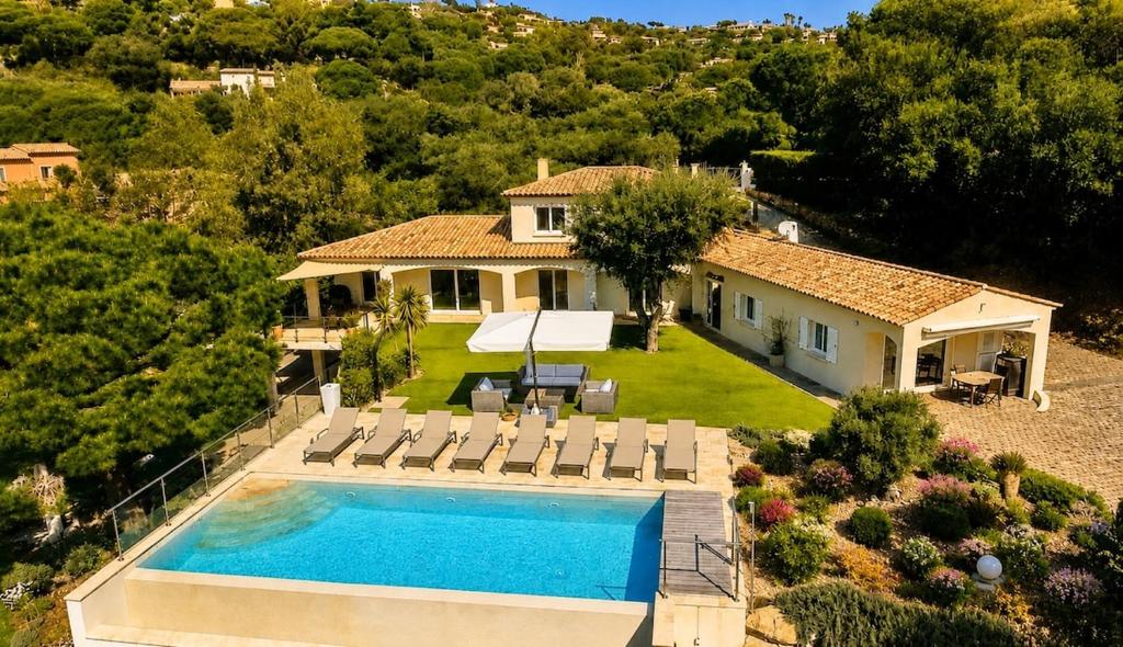 Villa provençale climatisée avec piscine, entourée de verdure et au calme