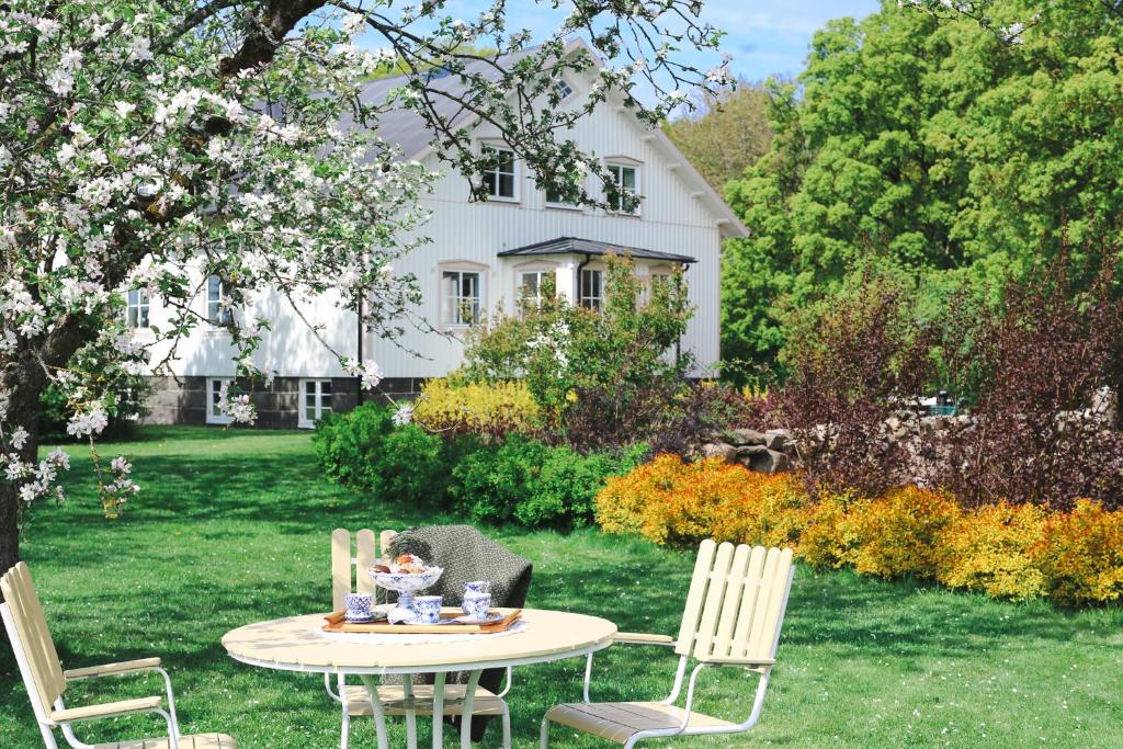 a table and chairs in the yard of a house at Anna´s Bed & Kitchen in Varberg