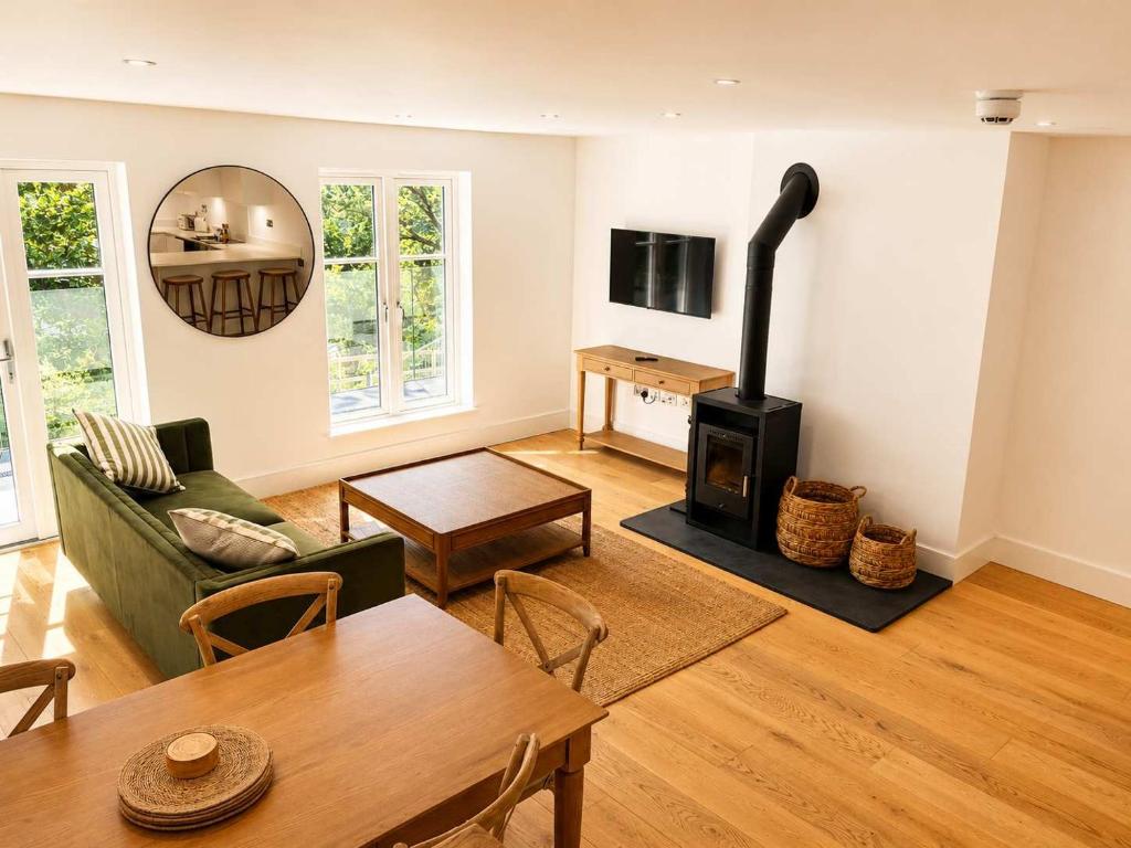 ein Wohnzimmer mit Sofa und Holzofen in der Unterkunft Watersmeet View in Lynmouth