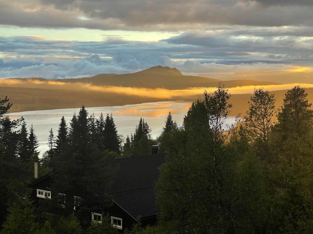 a house with a view of a lake and a mountain at Toppastranda 20 in Sør-Fron