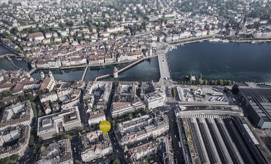 Nespecifikovaný výhled na destinaci Lucern nebo výhled na město při pohledu z hotelu