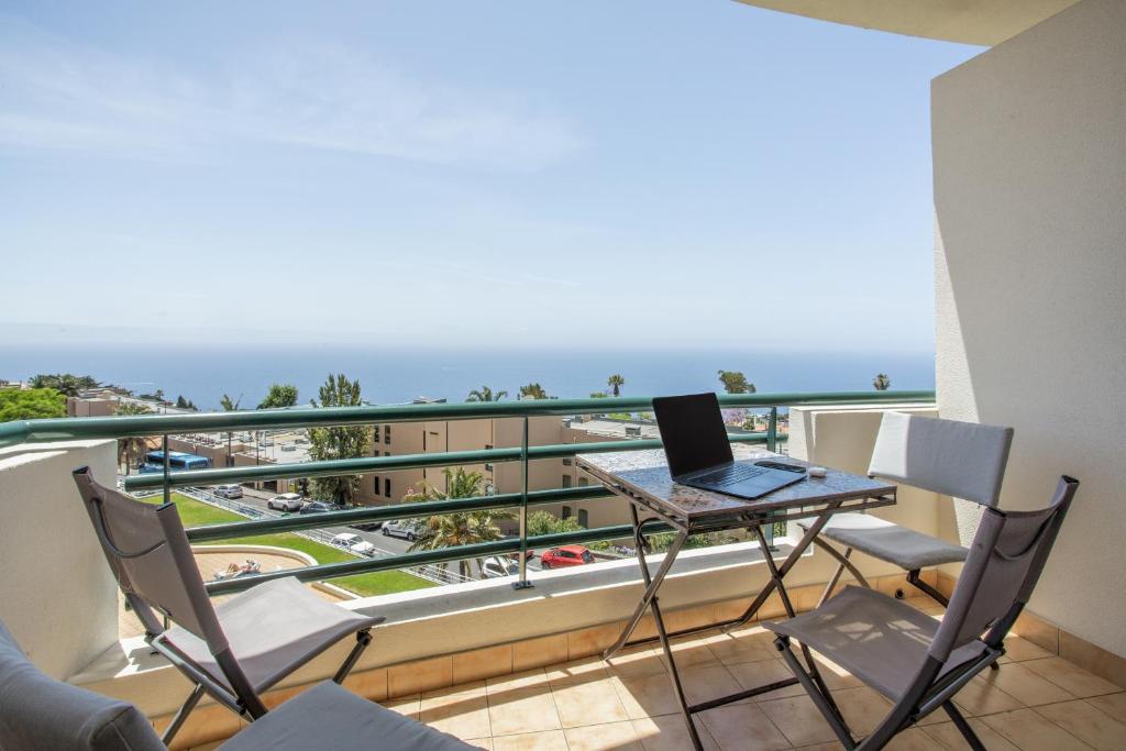 Sunny Ocean View Apartment