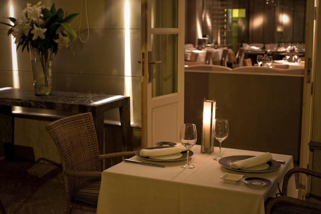a table with two wine glasses and napkins on it at Villa Oniria in Granada