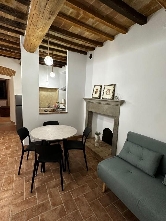 a living room with a table and a couch at Il Nido in Anghiari