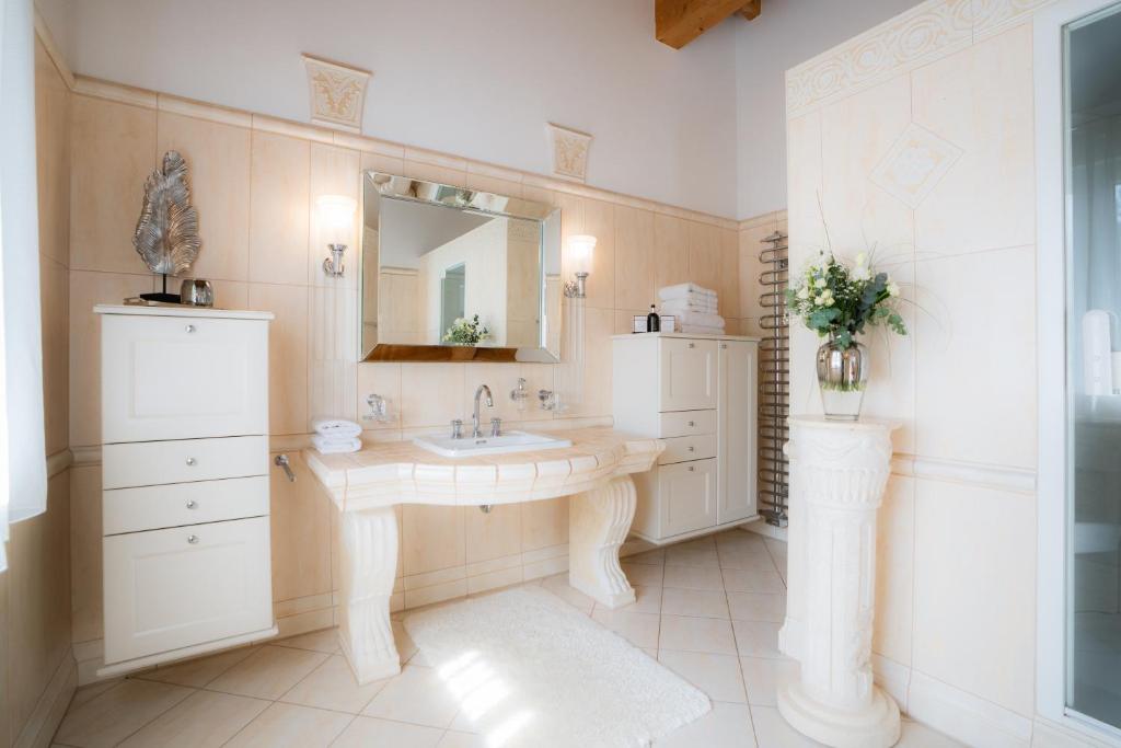 Edelmanns Villa Cara Suites - Superior King Suite