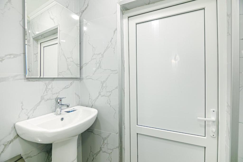 فضای داخلی RNS Apartment İn The Nizami Street! در باکو - تصویر ۳