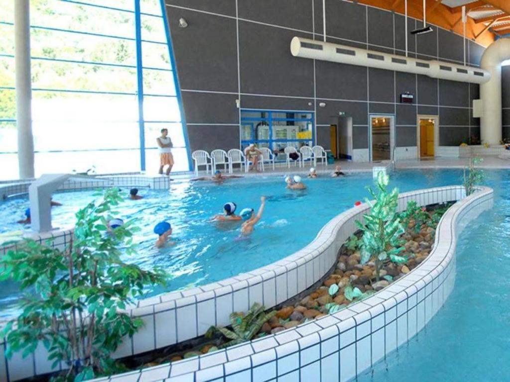 a group of people swimming in a swimming pool at Camping Paradis Le Giessen in Bassemberg