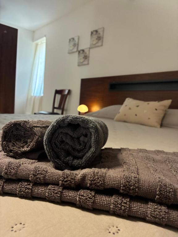 a pile of towels sitting on top of a bed at Auberge de la Charrue in Romanel-sur-Lausanne
