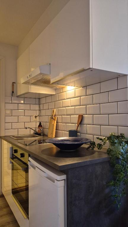 a kitchen with a bowl on top of a counter at Cute Mini Studio in Kristiansand