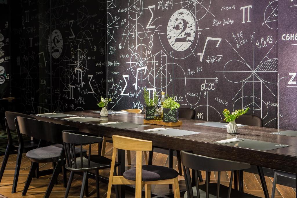 Reštaurácia alebo iné gastronomické zariadenie v ubytovaní Novotel Wrocław Centrum