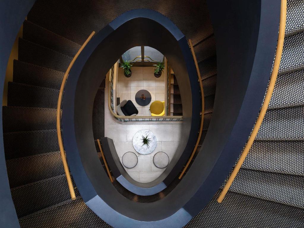 Draufsicht auf eine Wendeltreppe mit einem Zimmer in der Unterkunft Mercure Luxembourg Off Kirchberg in Luxemburg (Stadt)