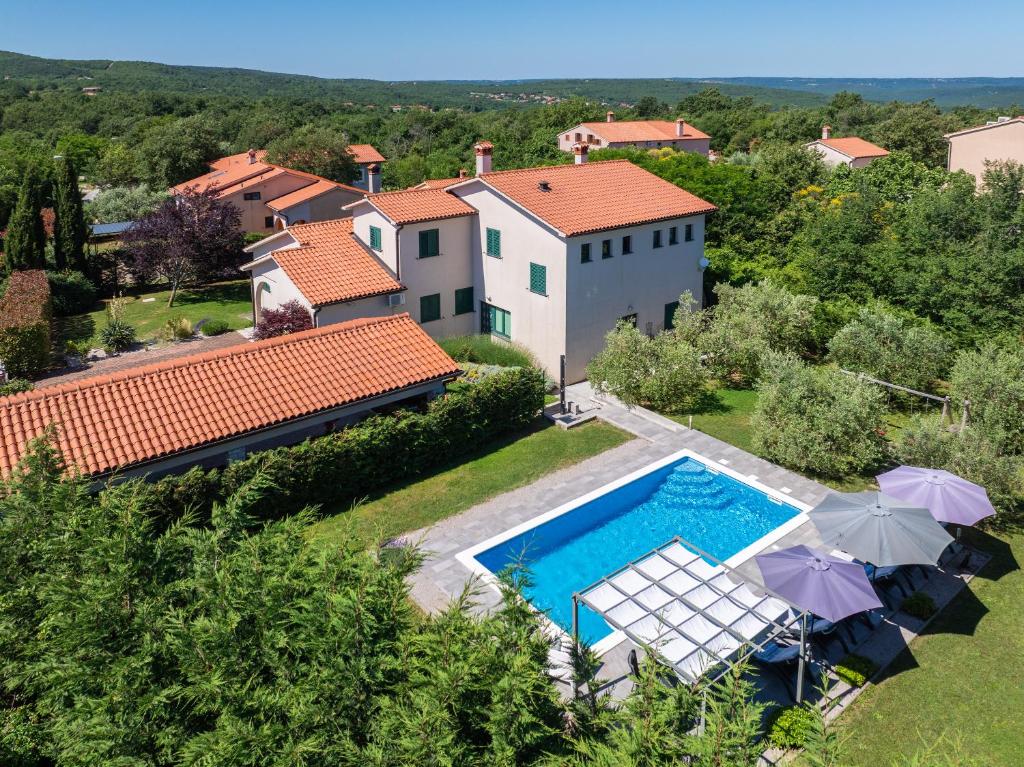 Holiday House OLIVE GROVE with pool and garden