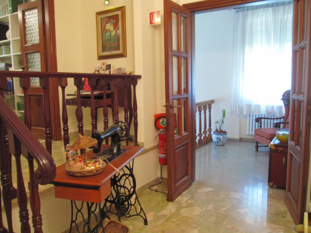 セスト・フィオレンティーノにあるCorte dei Galli B&Bのリビングルーム(階段付)、キッチンが備わります。