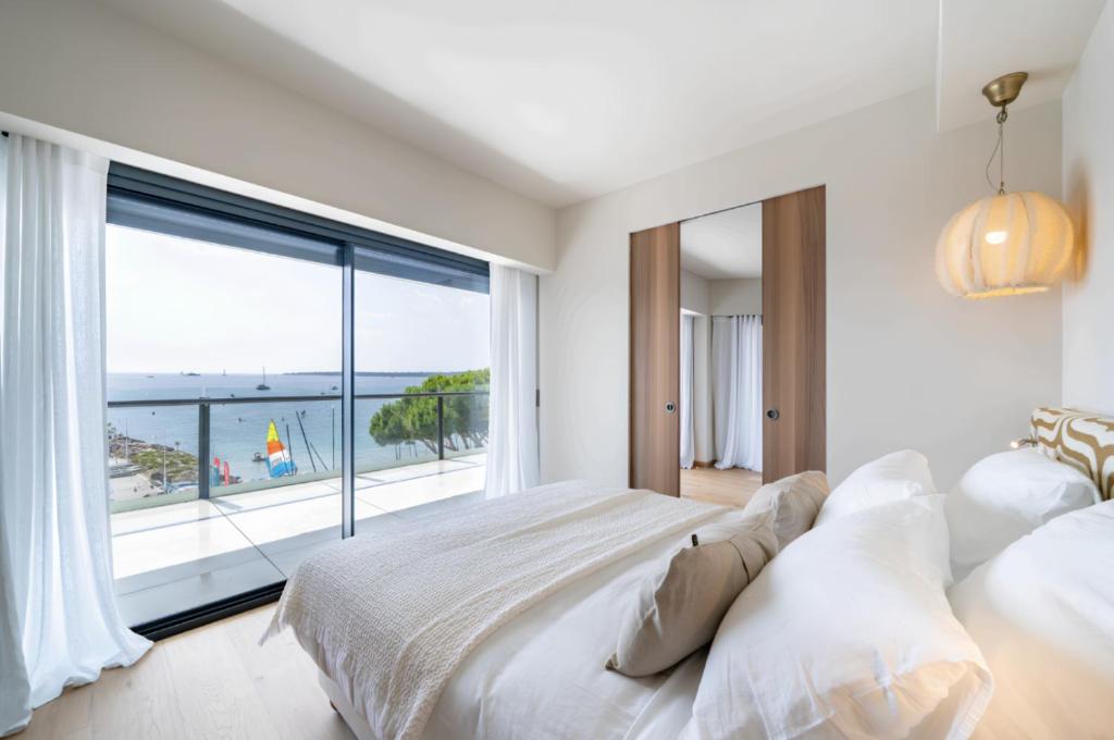 Stunning 2BR with Terrace - Sea View - Palm Beach
