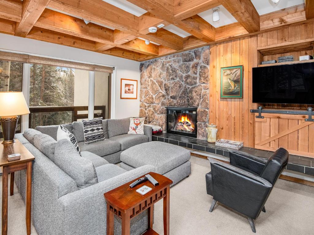 ein Wohnzimmer mit Sofa und Kamin in der Unterkunft Tree Top Condo in Vail