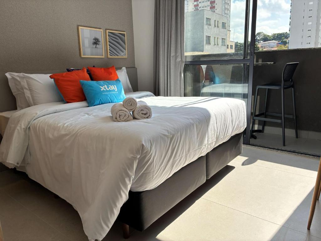 a bedroom with a bed with two teddy bears on it at Ip Alto do Ipiranga by Xtay - Estúdio novo com cozinha e a 1 quadra da estação Alto do Ipiranga in São Paulo