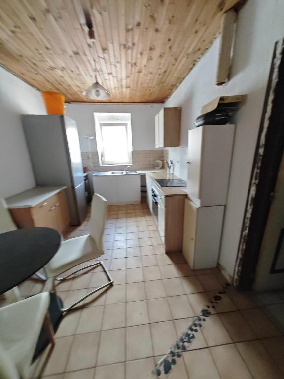 Bet im room lit dans une chambre Bett im Saal – photo 1