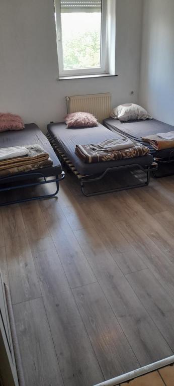 Bet im room lit dans une chambre Bett im Saal – photo 3