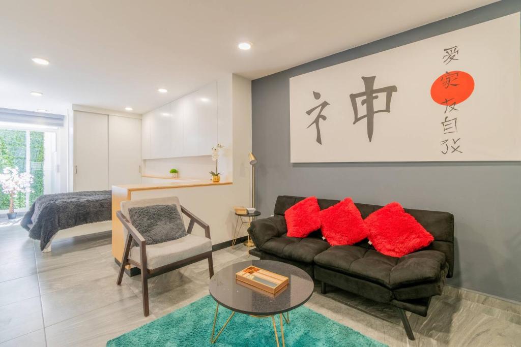 a living room with a couch and a chair at Tokio Loft Loft Moderno en Centro de Durango in Durango