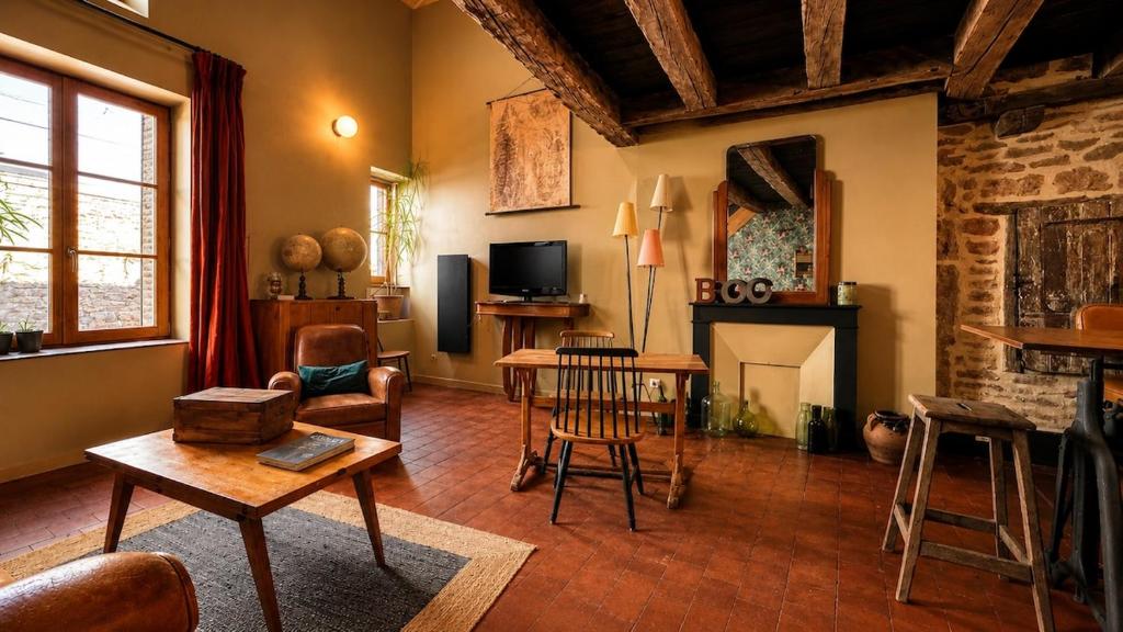 a living room filled with furniture and a fireplace at Studio Rétro in Tournus