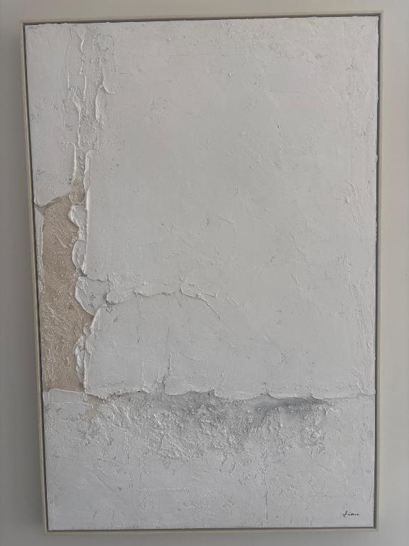 a painting of a white wall at וילת הברבורים in Safed